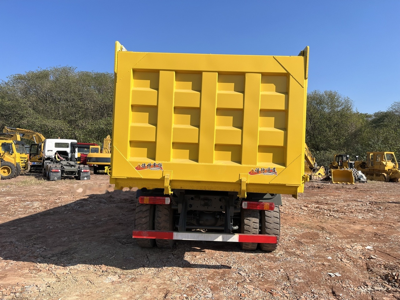 Camión volquete para transporte de silos SINOTRUK HOWO 371 Dump Truck 8x4: foto 9