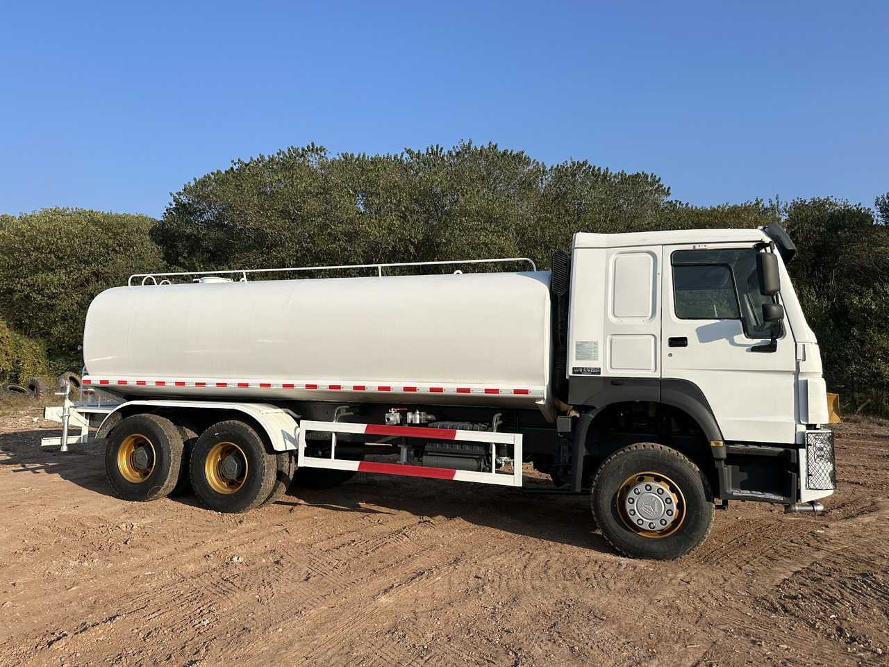 SINOTRUK HOWO 371 Water Tanker Truck - Camión cisterna: foto 4 SINOTRUK HOWO 371 Water Tanker Truck - Camión cisterna: foto 4