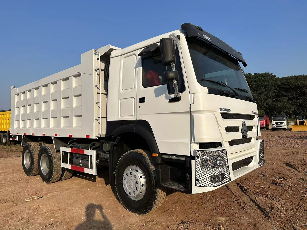SINOTRUK HOWO 371hp 6x4 - Camión volquete: foto 2 SINOTRUK HOWO 371hp 6x4 - Camión volquete: foto 2