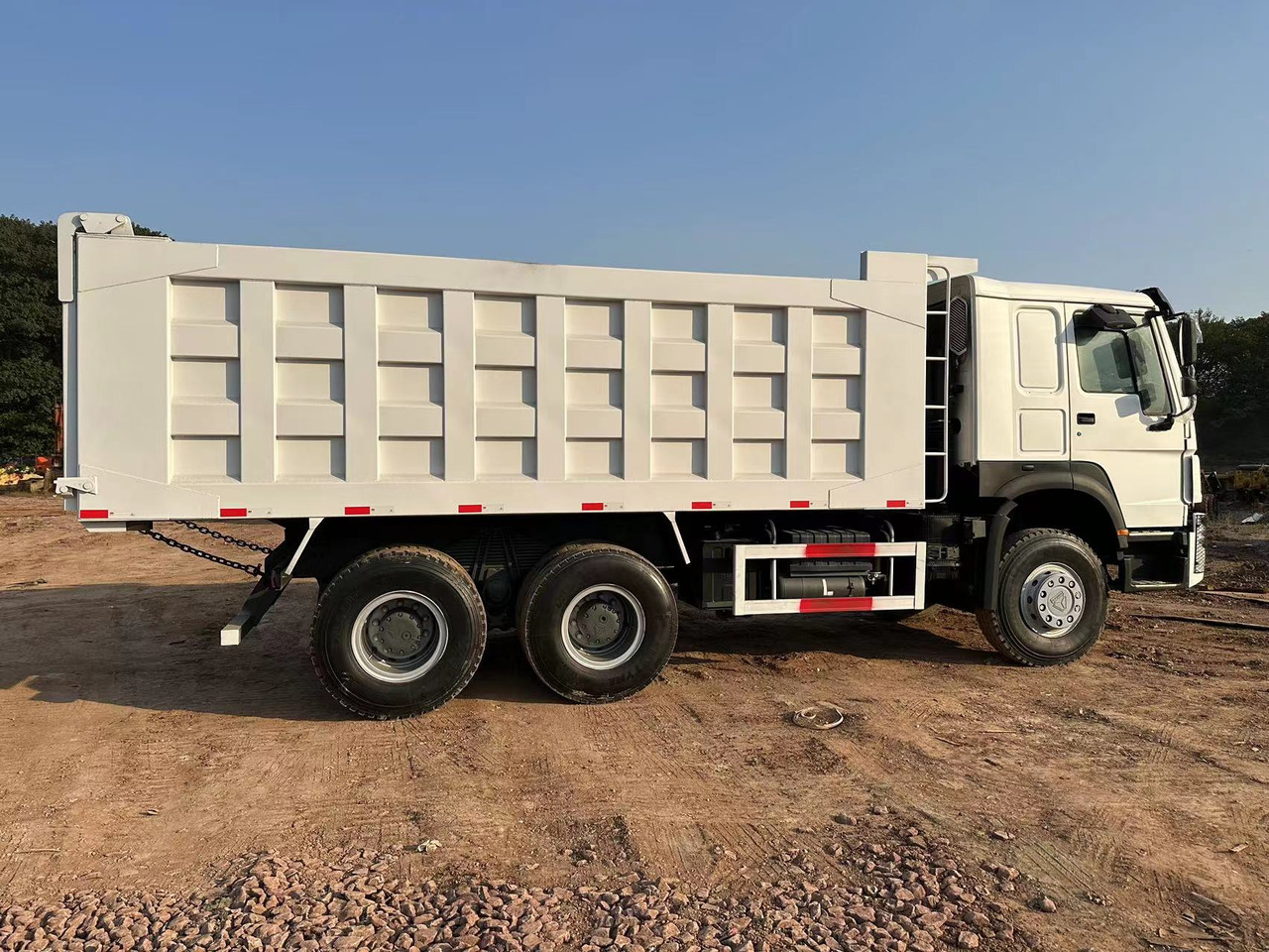 SINOTRUK HOWO 371hp 6x4 - Camión volquete: foto 5 SINOTRUK HOWO 371hp 6x4 - Camión volquete: foto 5