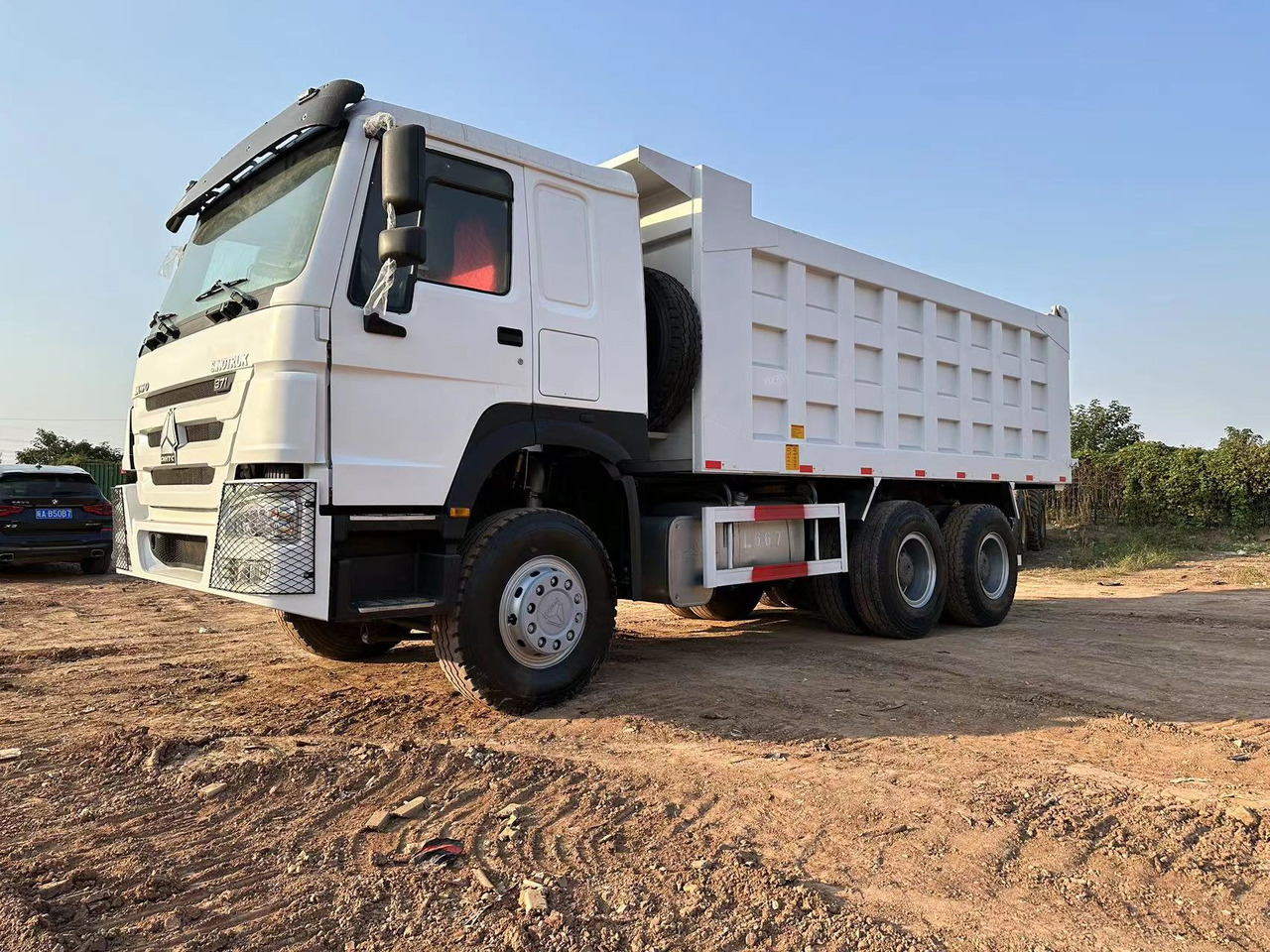 SINOTRUK HOWO 371hp 6x4 - Camión volquete: foto 3 SINOTRUK HOWO 371hp 6x4 - Camión volquete: foto 3