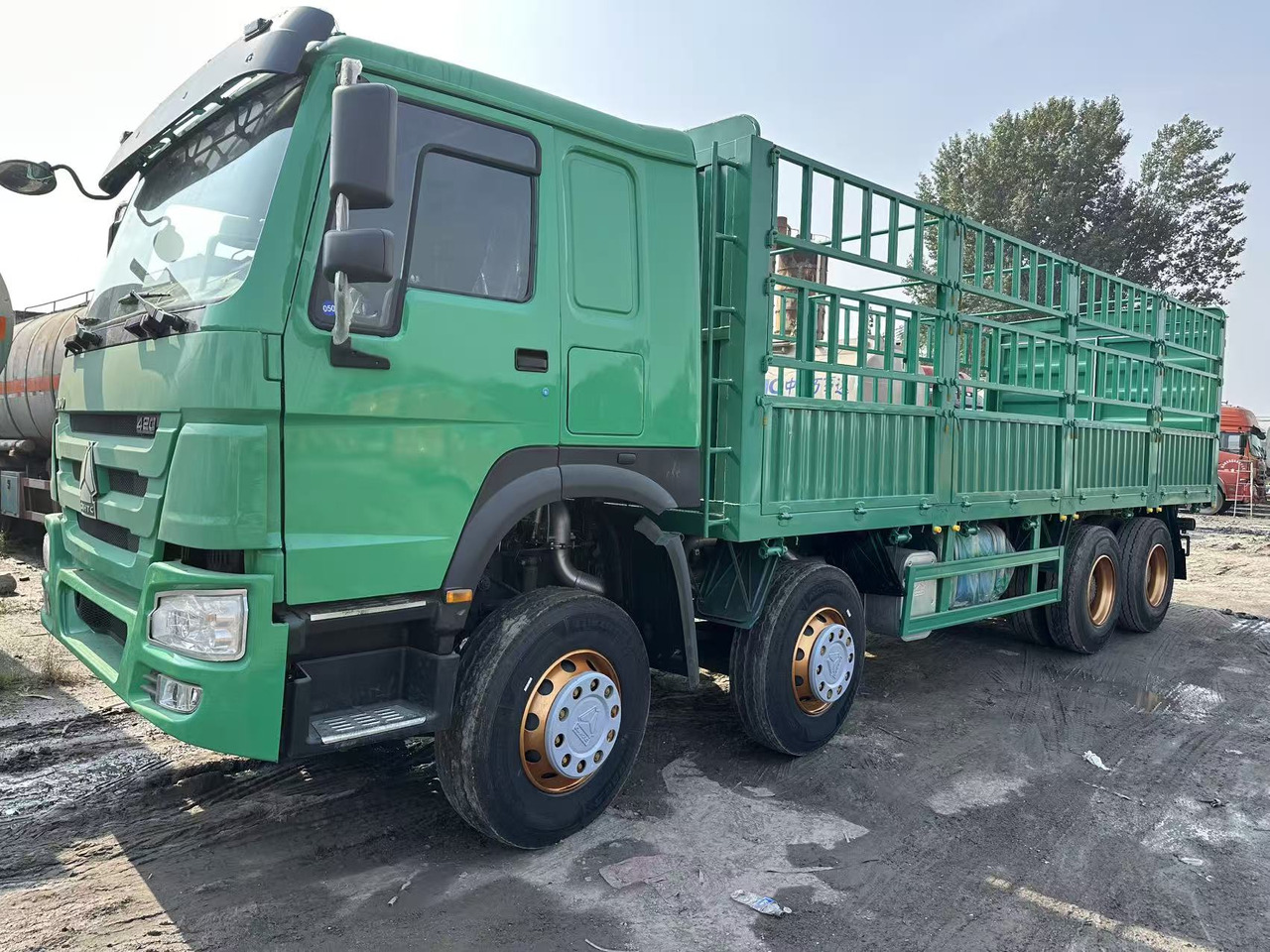 SINOTRUK HOWO 420hp 8x4 fence truck - Camión caja abierta: foto 1 SINOTRUK HOWO 420hp 8x4 fence truck - Camión caja abierta: foto 1