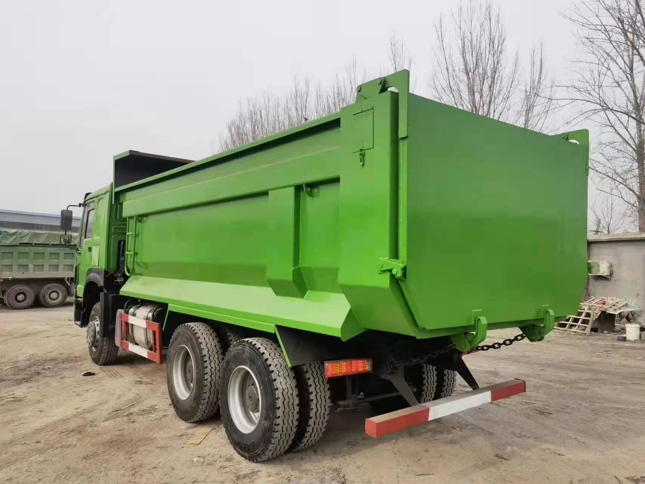 SINOTRUK Howo 371hp tipper truck - Camión volquete: foto 4 SINOTRUK Howo 371hp tipper truck - Camión volquete: foto 4