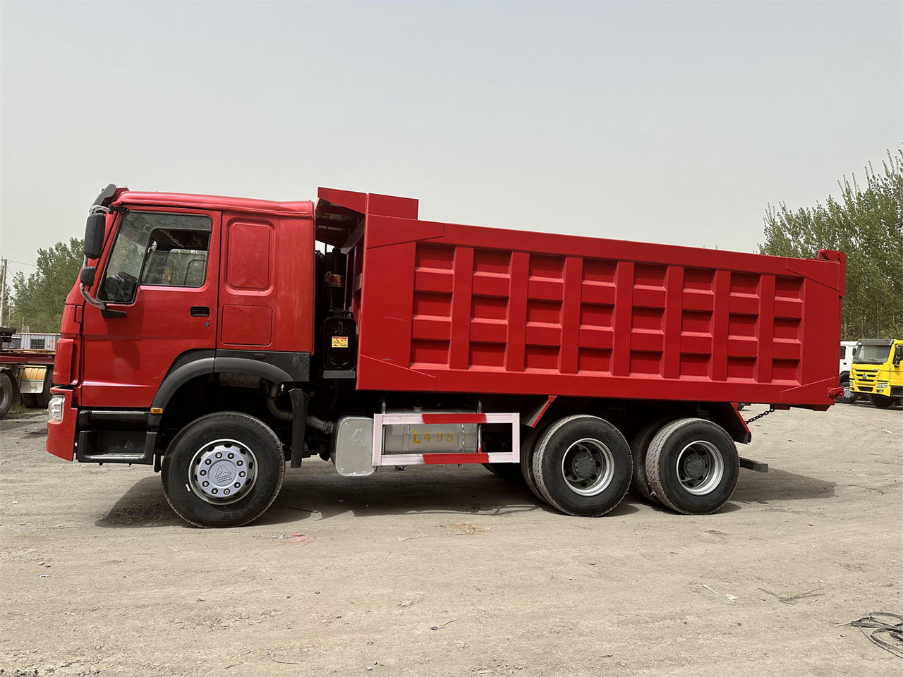 Camión volquete para transporte de silos SINOTRUK Howo Dump truck 371: foto 1