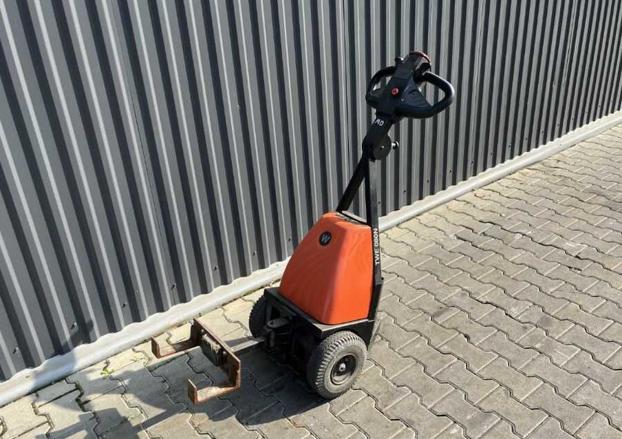 Linde TWE080N - Remolcadora: foto 1 Linde TWE080N - Remolcadora: foto 1