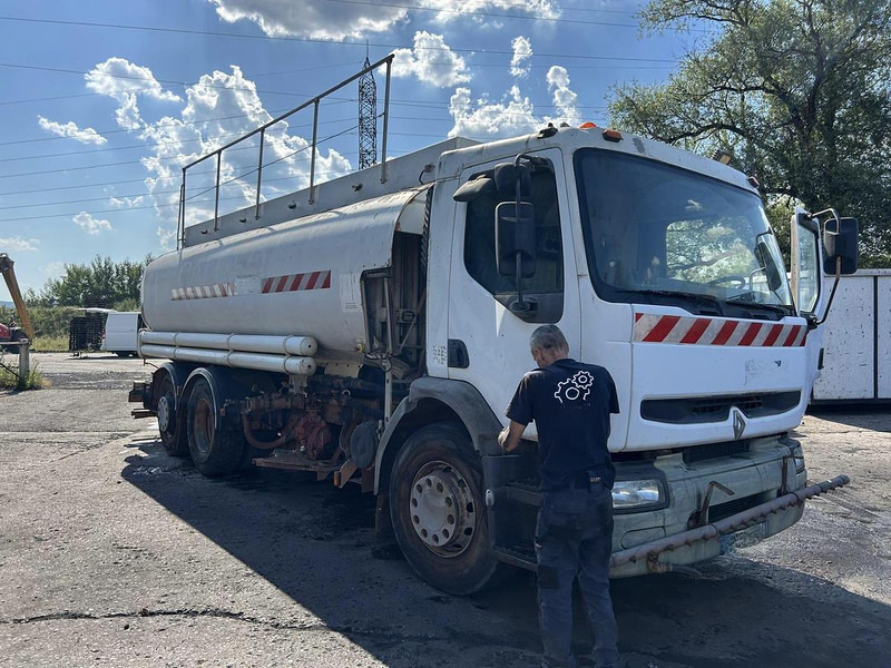 Renault 320 - Camión cisterna: foto 3 Renault 320 - Camión cisterna: foto 3