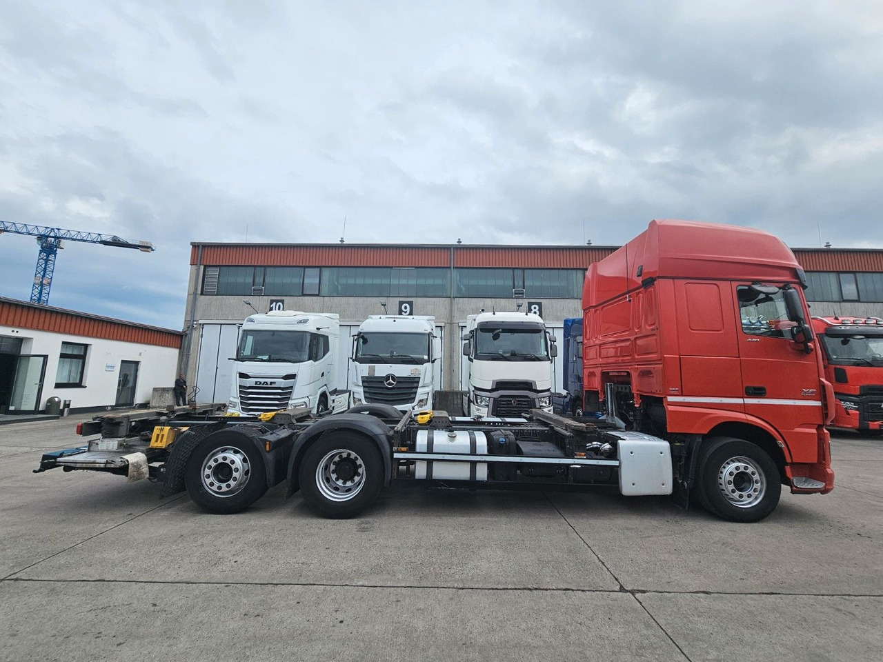 DAF XF 440 FAR * MUTLI * 2X TANK * RETARDER * STANDH - Camión portacontenedore/ Intercambiable: foto 4 DAF XF 440 FAR * MUTLI * 2X TANK * RETARDER * STANDH - Camión portacontenedore/ Intercambiable: foto 4