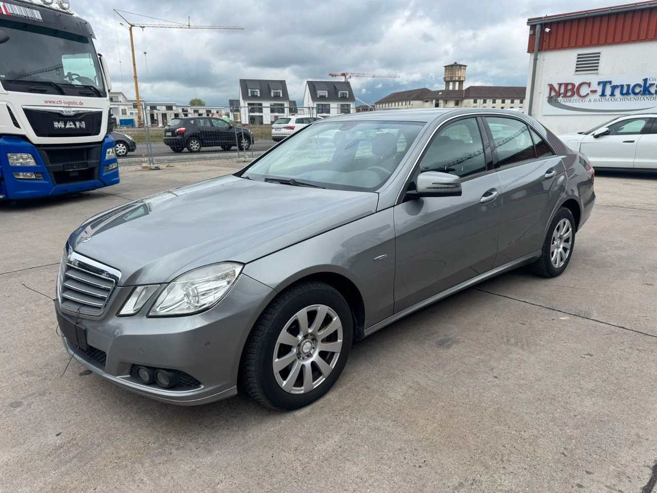Mercedes-Benz E 200 CGI * PDC VORNE UND HINTEN * 2. HAND * - Sedan: foto 1 Mercedes-Benz E 200 CGI * PDC VORNE UND HINTEN * 2. HAND * - Sedan: foto 1