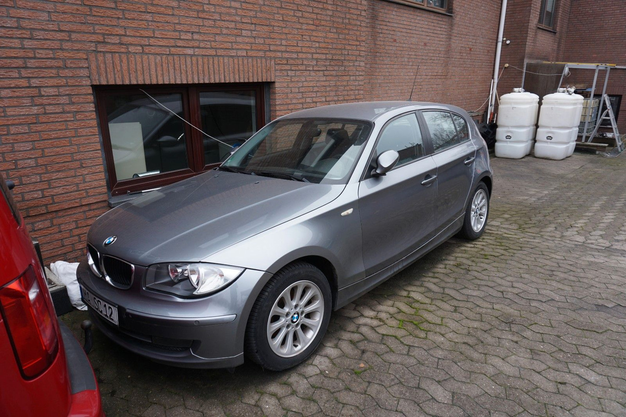 Sedan BMW 116i: foto 1