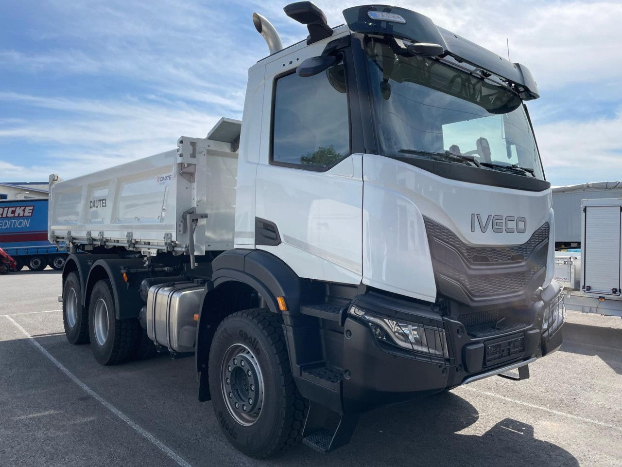 Iveco X-Way AD300X54Z HR OFF - Camión volquete: foto 2 Iveco X-Way AD300X54Z HR OFF - Camión volquete: foto 2