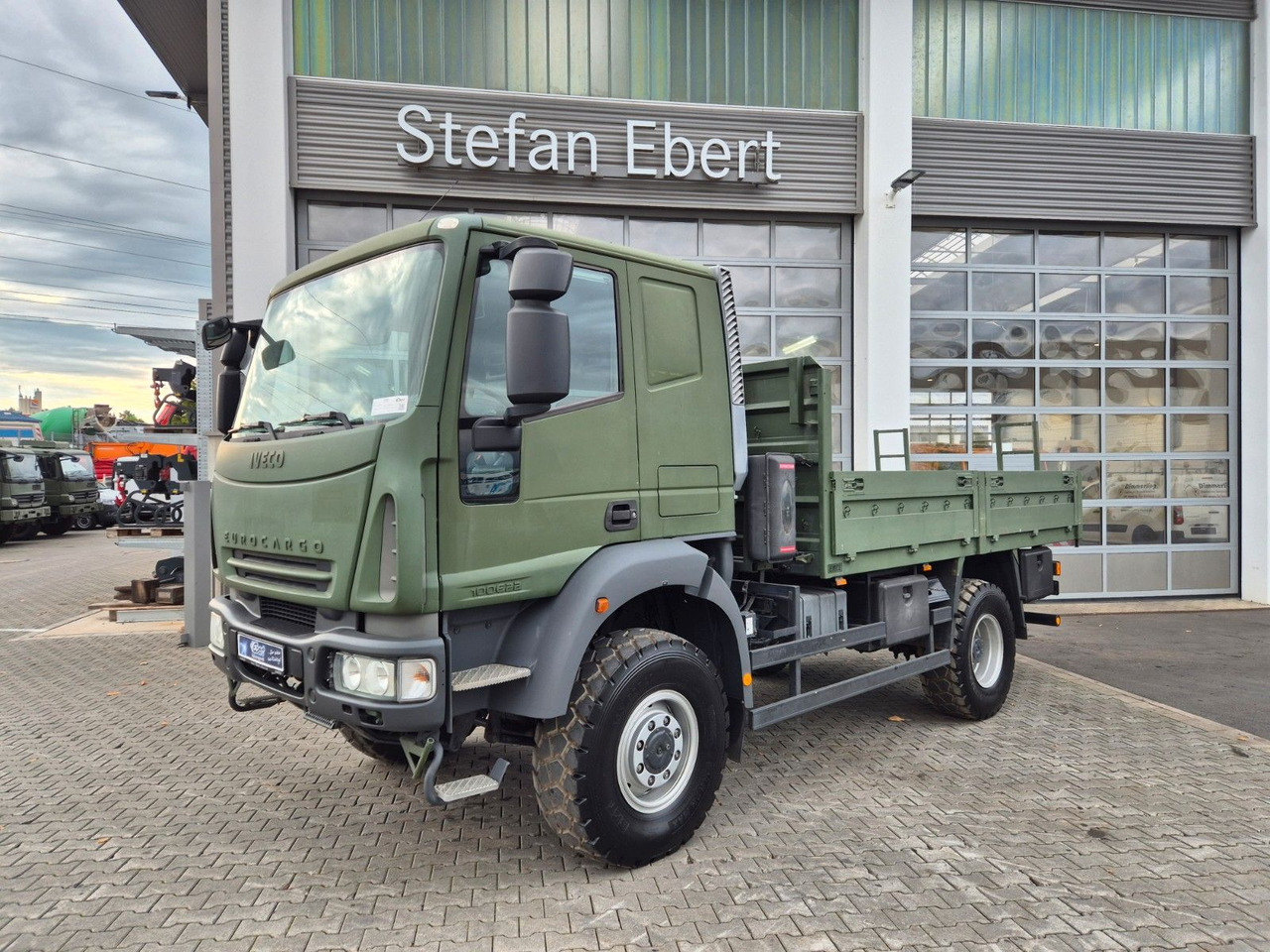 Iveco Eurocargo ML100E22WM-BW 4x4 Pritsche L-Haus Bett - Camión caja abierta: foto 3 Iveco Eurocargo ML100E22WM-BW 4x4 Pritsche L-Haus Bett - Camión caja abierta: foto 3