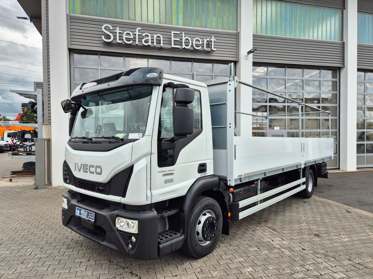Iveco Eurocargo ML140E28/P Gerüstbau 3 Sitze AHK Klima - Camión caja abierta: foto 1 Iveco Eurocargo ML140E28/P Gerüstbau 3 Sitze AHK Klima - Camión caja abierta: foto 1
