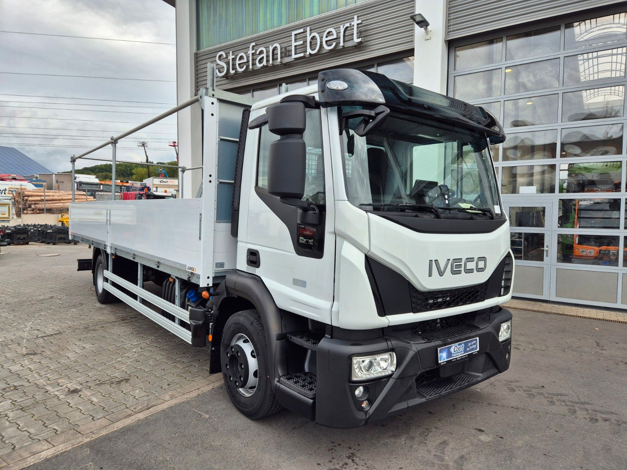 Iveco Eurocargo ML140E28/P Gerüstbau 3 Sitze AHK Klima - Camión caja abierta: foto 2 Iveco Eurocargo ML140E28/P Gerüstbau 3 Sitze AHK Klima - Camión caja abierta: foto 2