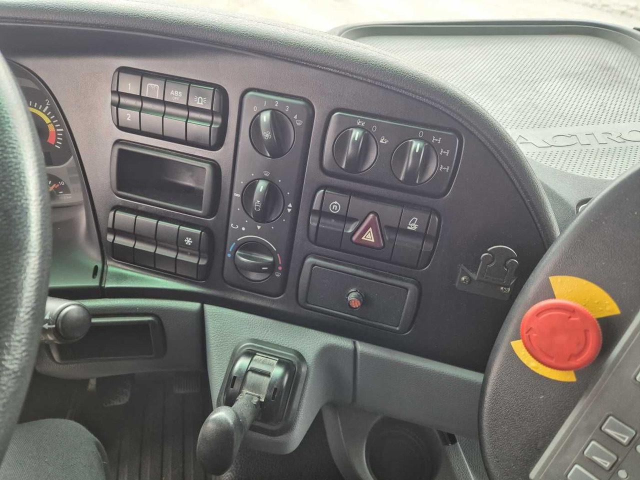 Barredora vial Mercedes-Benz Actros 2032 A 4x4 Bucher STKF 9500 Airport 30x: foto 13