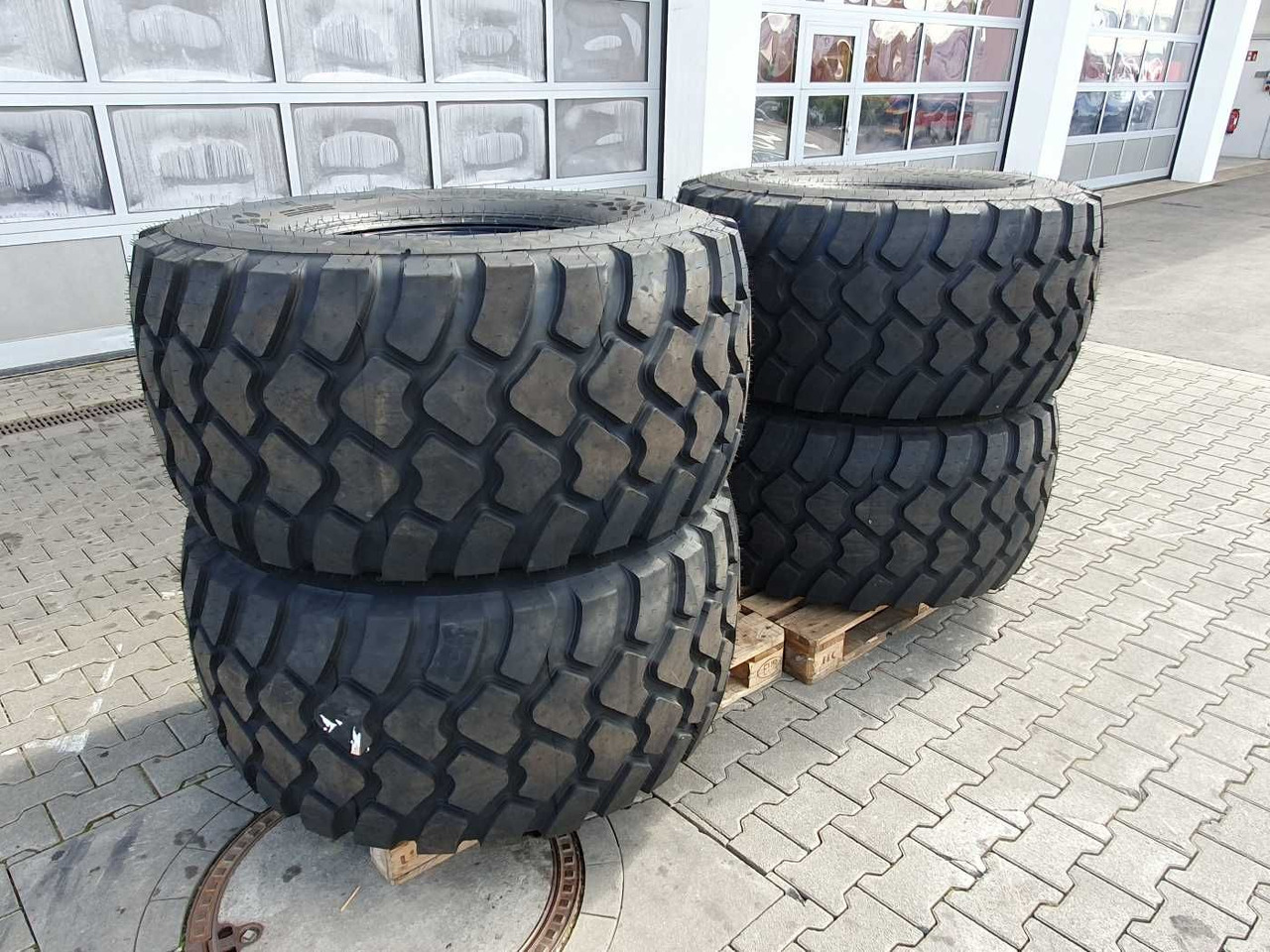 Mercedes-Benz Radlader Reifen mit Felge / NEU / lagernd - Rueda completa para Maquinaria agrícola: foto 3 Mercedes-Benz Radlader Reifen mit Felge / NEU / lagernd - Rueda completa para Maquinaria agrícola: foto 3