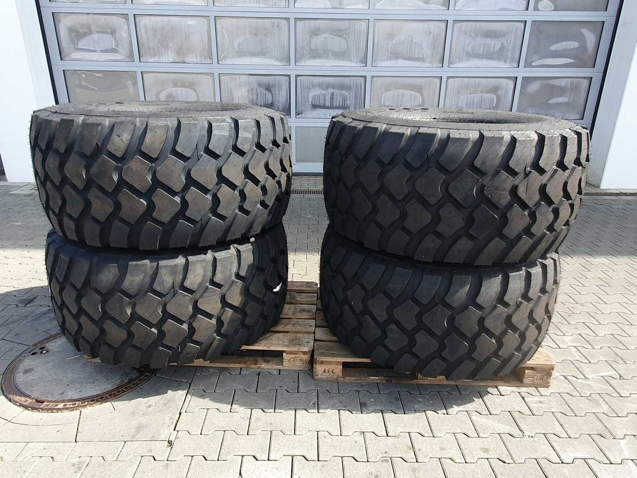 Mercedes-Benz Radlader Reifen mit Felge / NEU / lagernd - Rueda completa para Maquinaria agrícola: foto 2 Mercedes-Benz Radlader Reifen mit Felge / NEU / lagernd - Rueda completa para Maquinaria agrícola: foto 2