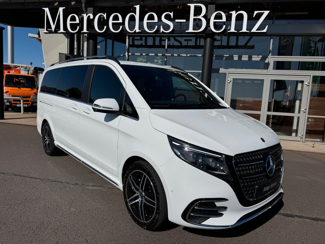 Mercedes-Benz V 300 d 4MATIC EXCLUSIVE AMG Tische AHK2,5to - Furgoneta de pasajeros: foto 1 Mercedes-Benz V 300 d 4MATIC EXCLUSIVE AMG Tische AHK2,5to - Furgoneta de pasajeros: foto 1