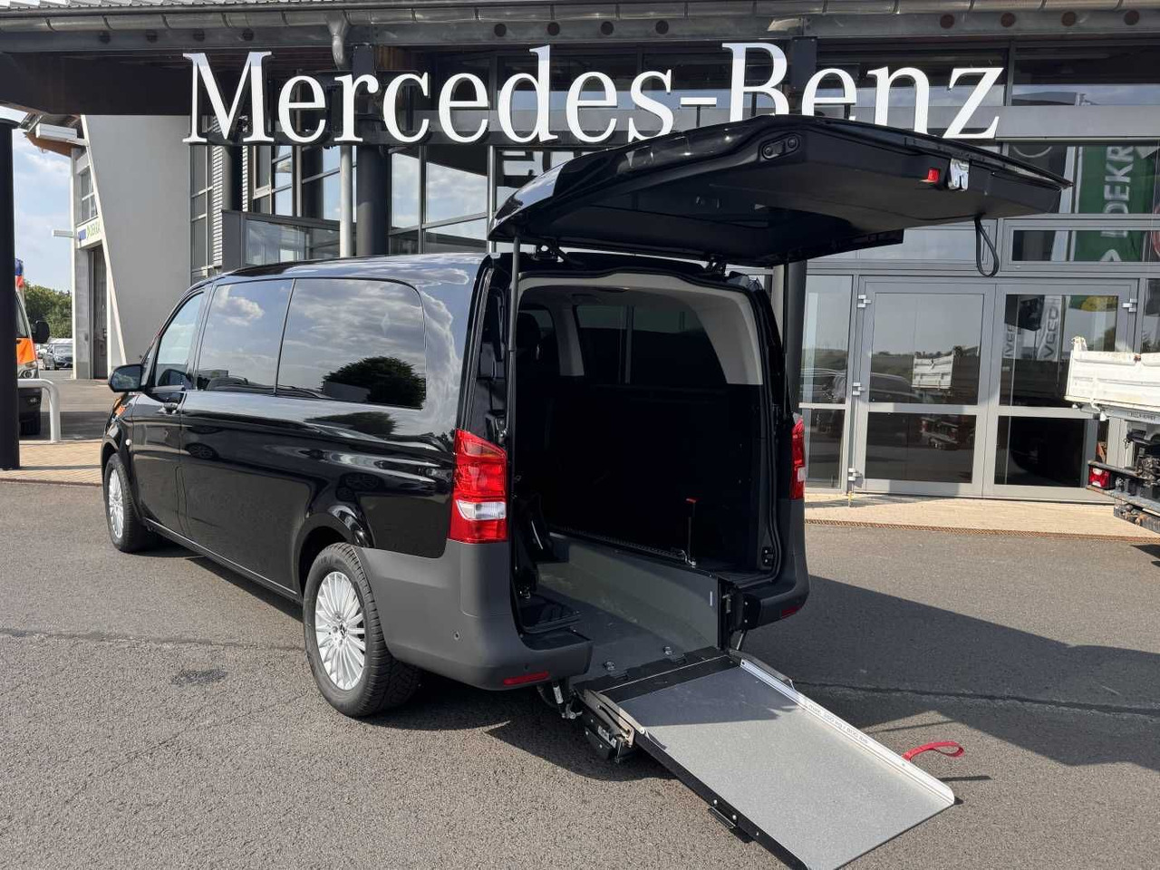 Mercedes-Benz eVito 129 Tourer Behinderten-/Rollstuhlrampe - Furgoneta de pasajeros, Furgoneta eléctrica: foto 1 Mercedes-Benz eVito 129 Tourer Behinderten-/Rollstuhlrampe - Furgoneta de pasajeros, Furgoneta eléctrica: foto 1
