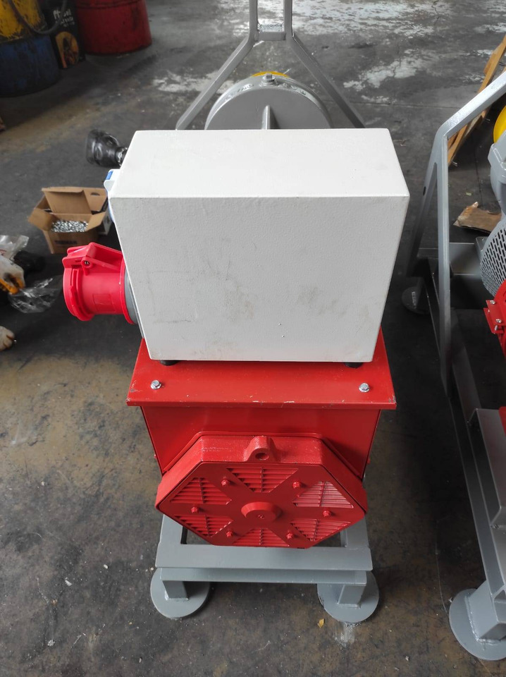 Elektro-Jen 20 kVa / 16 kW PTO driven generator with AVR control - IN STOCK - Generador industriale: foto 5 Elektro-Jen 20 kVa / 16 kW PTO driven generator with AVR control - IN STOCK - Generador industriale: foto 5