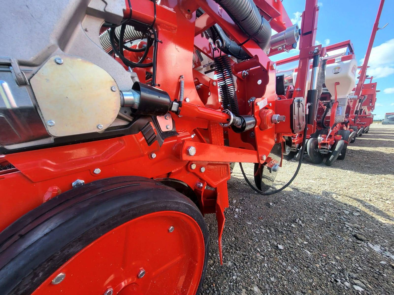 Six-row pneumatic precision seeder with depth fertilization Ozdoken VPKT-DG6 - Sembradora de precisión: foto 3 Six-row pneumatic precision seeder with depth fertilization Ozdoken VPKT-DG6 - Sembradora de precisión: foto 3