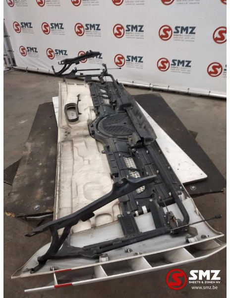 Mercedes-Benz Occ motorkap + windgeleider links Mercedes - Capota para Camión: foto 2 Mercedes-Benz Occ motorkap + windgeleider links Mercedes - Capota para Camión: foto 2