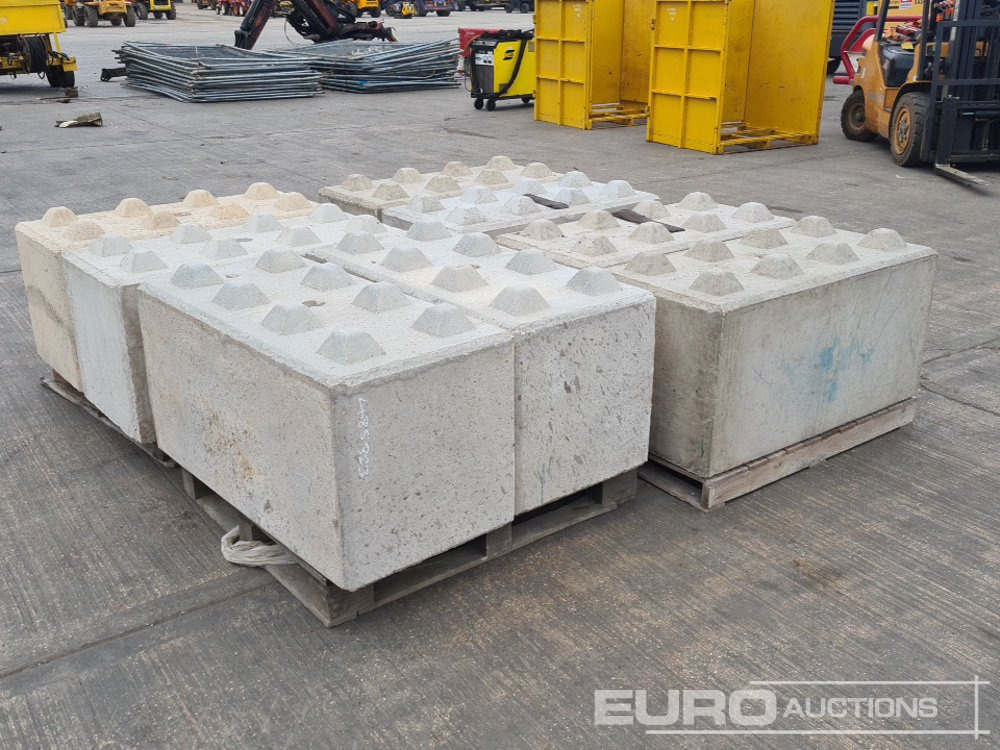 Pallet of Concrete Lego Blocks (4 of) - Herramienta/ Equipo: foto 1 Pallet of Concrete Lego Blocks (4 of) - Herramienta/ Equipo: foto 1