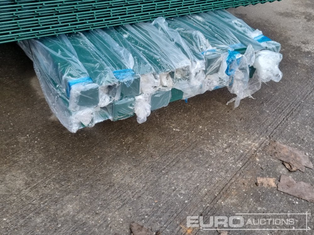 Equipo de construcción Unused Galvanised & Powder Coated Heavy Duty (5mm) Wire Mesh Fencing, 25 x H2.4m x W2.2m Panels, 26 x 60mm x 60mm x3m Posts, with Fittings (Green): foto 20