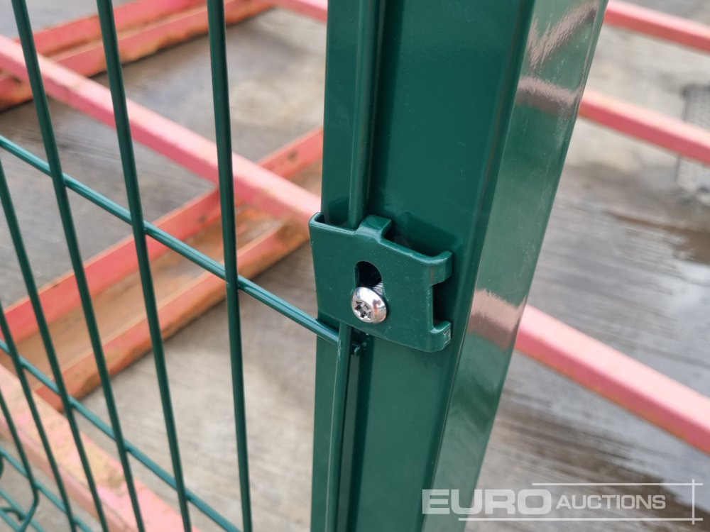 Equipo de construcción Unused Galvanised & Powder Coated Heavy Duty (5mm) Wire Mesh Fencing, 25 x H2.4m x W2.2m Panels, 26 x 60mm x 60mm x3m Posts, with Fittings (Green): foto 6
