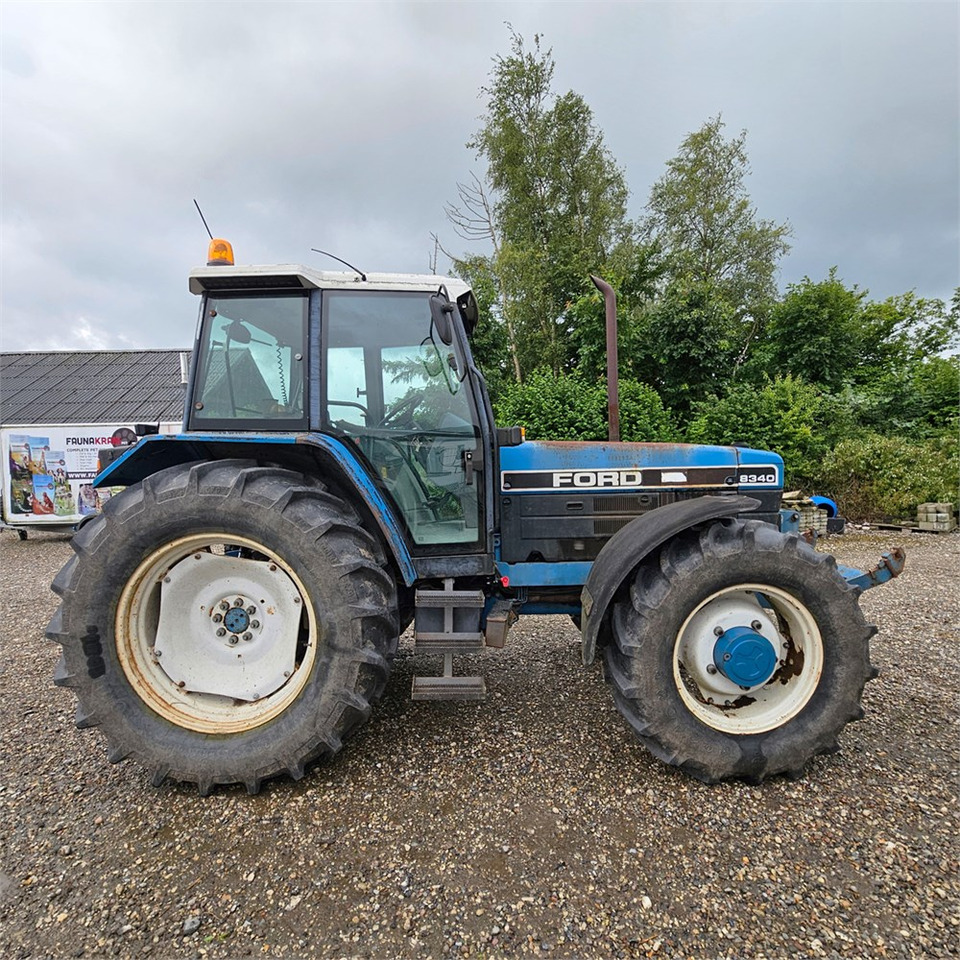Ford 8340 - Tractor: foto 2 Ford 8340 - Tractor: foto 2