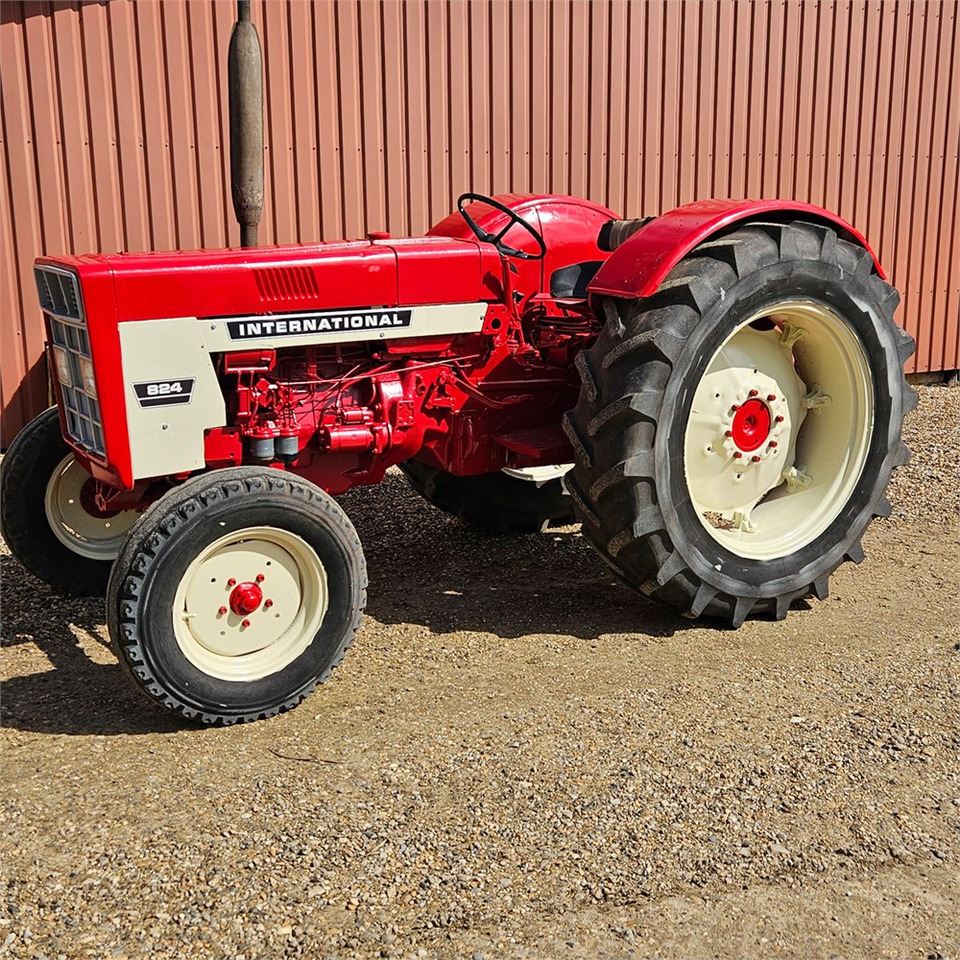 Tractor IH 824: foto 1