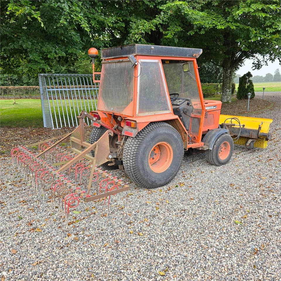 Kubota B8200 - Tractor municipal: foto 5 Kubota B8200 - Tractor municipal: foto 5