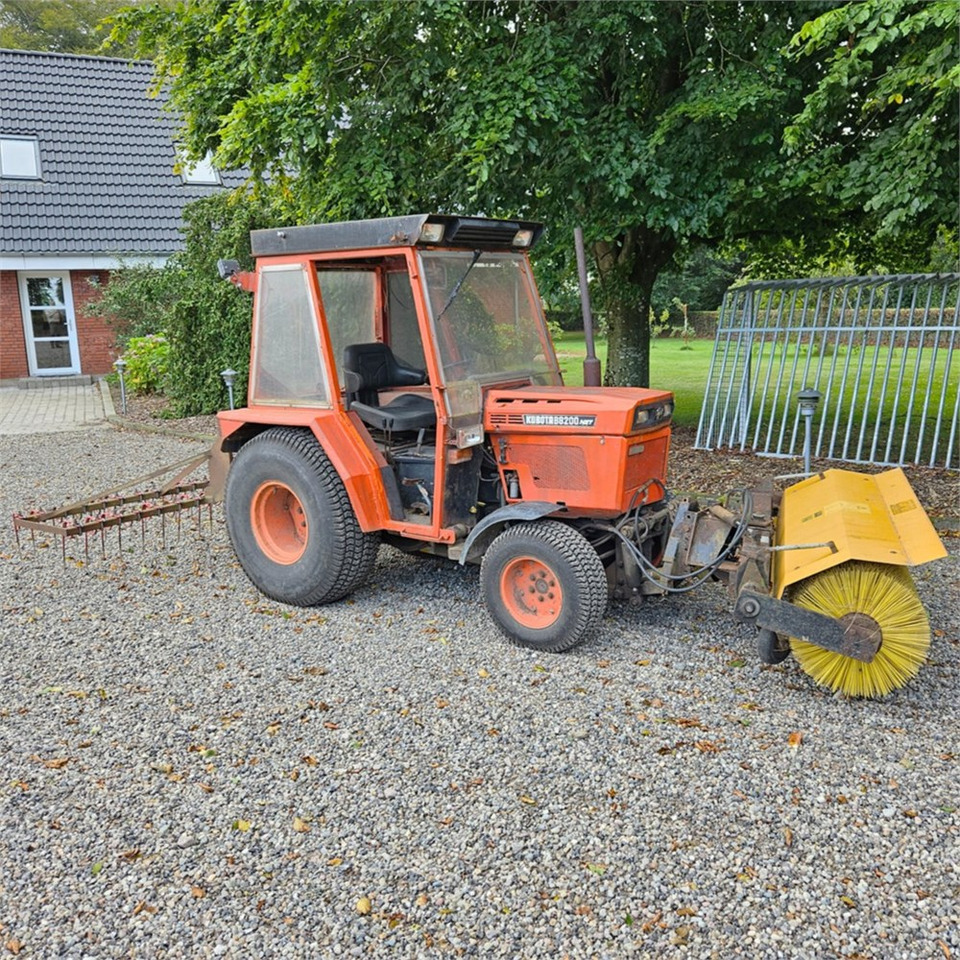 Kubota B8200 - Tractor municipal: foto 1 Kubota B8200 - Tractor municipal: foto 1