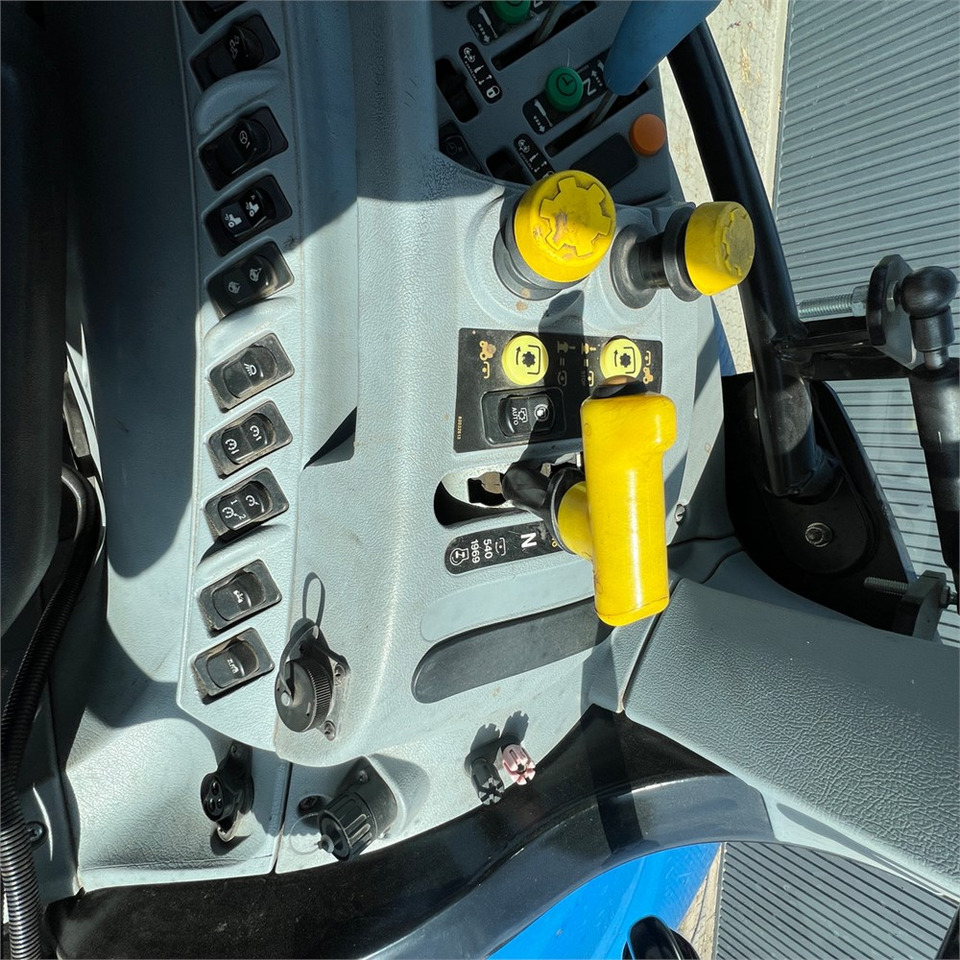 Tractor New Holland T6050: foto 23