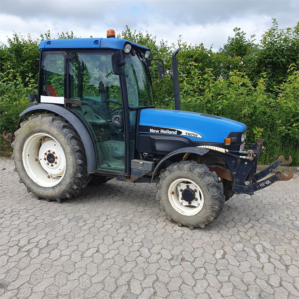 New Holland TN75 V - Tractor: foto 2 New Holland TN75 V - Tractor: foto 2