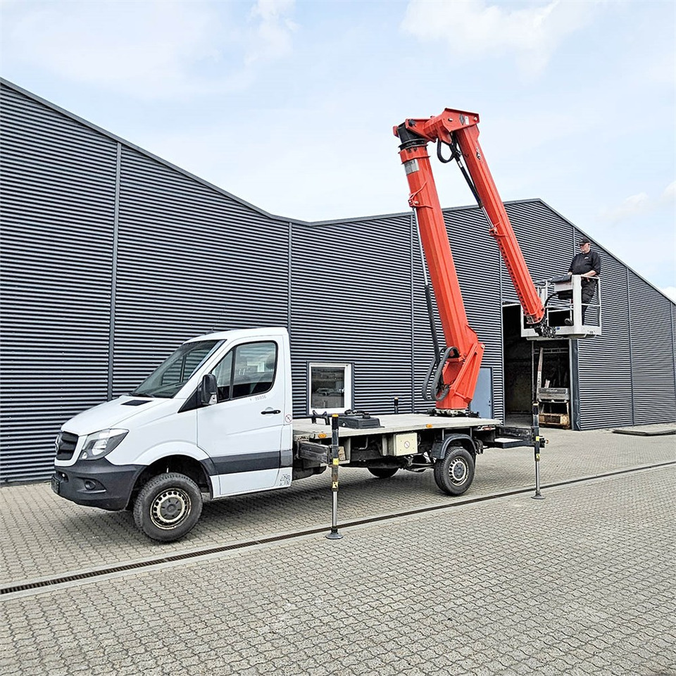Versalift VTX-240 - Camión con plataforma elevadora: foto 1 Versalift VTX-240 - Camión con plataforma elevadora: foto 1