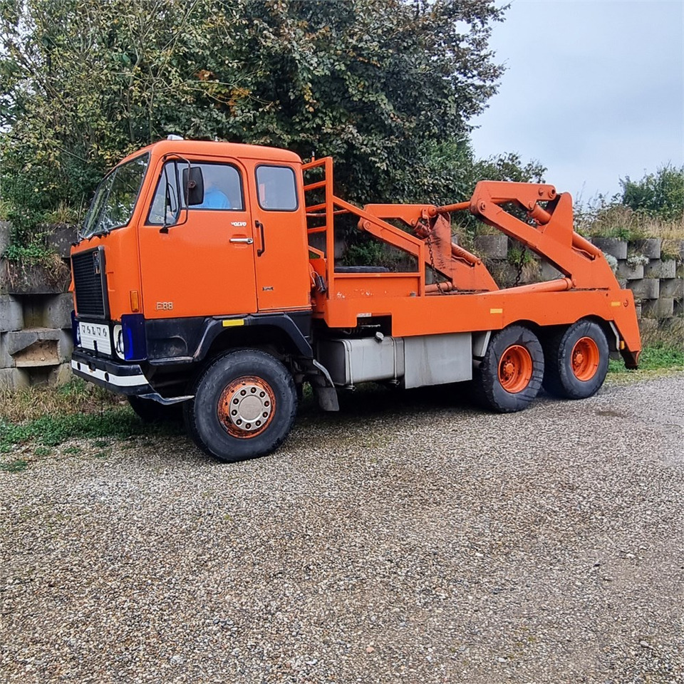 Volvo F 88 - Camión portacontenedor de cadenas: foto 1 Volvo F 88 - Camión portacontenedor de cadenas: foto 1