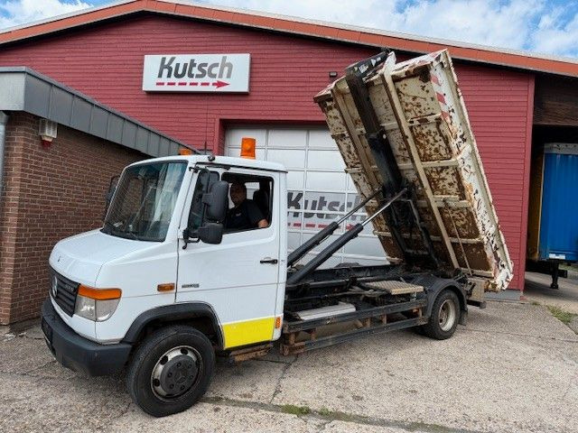 Mercedes-Benz Vario 818 D Abrollkipper mit Container - Camión multibasculante: foto 1 Mercedes-Benz Vario 818 D Abrollkipper mit Container - Camión multibasculante: foto 1
