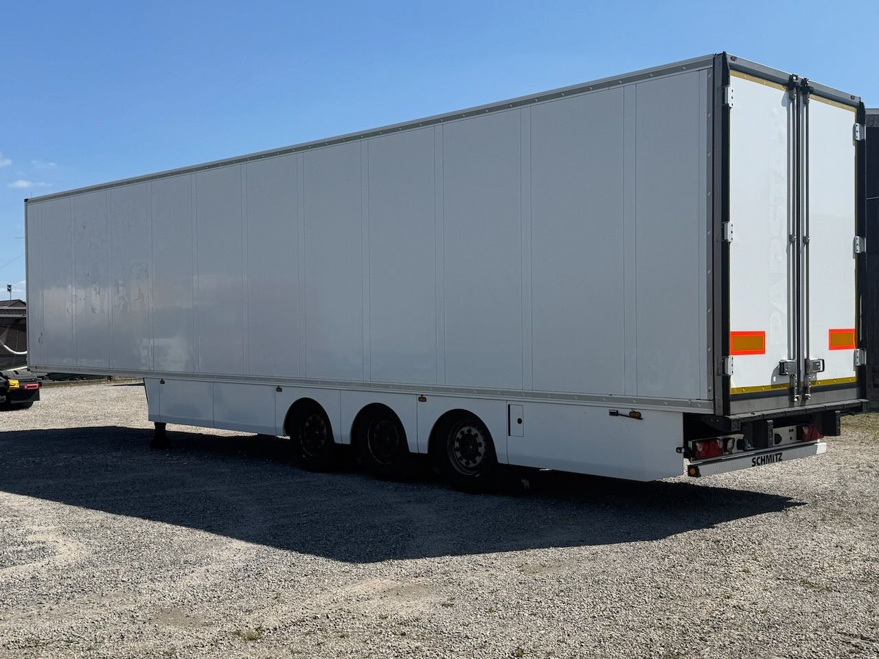 Schmitz Cargobull SKO 24 Doppelstock-Koffer mit Türen isoliert - Semirremolque caja cerrada: foto 2 Schmitz Cargobull SKO 24 Doppelstock-Koffer mit Türen isoliert - Semirremolque caja cerrada: foto 2
