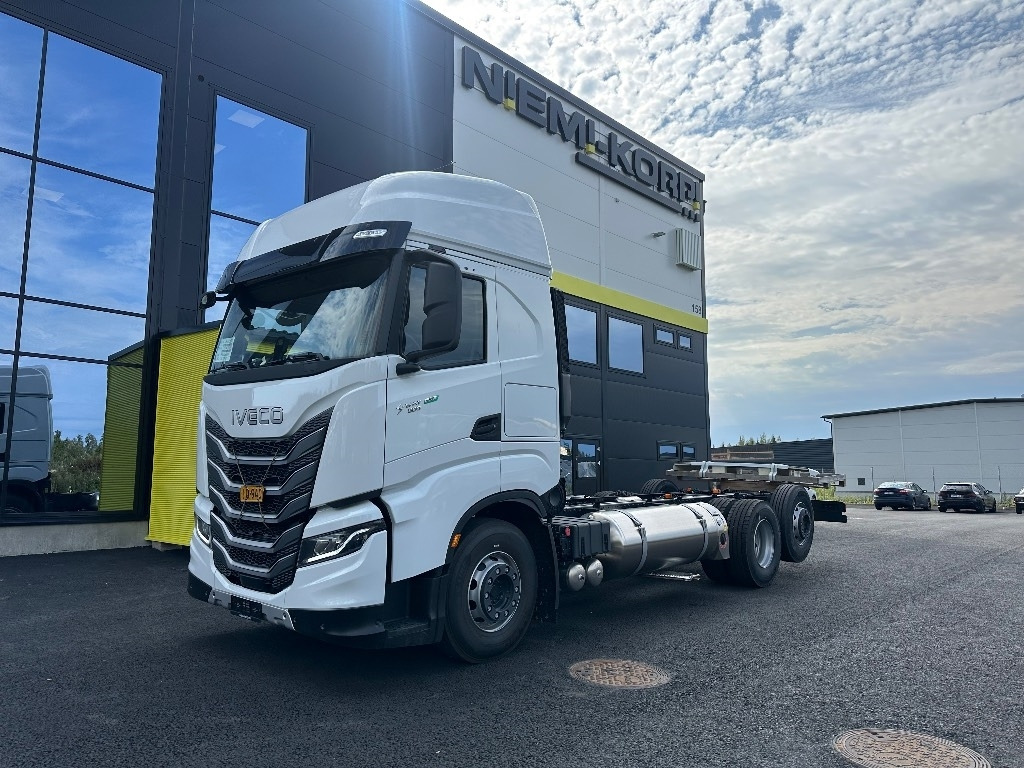 Iveco S-Way AS26S50 NP 2xLNG 6x2*4 - Camión chasis: foto 1 Iveco S-Way AS26S50 NP 2xLNG 6x2*4 - Camión chasis: foto 1