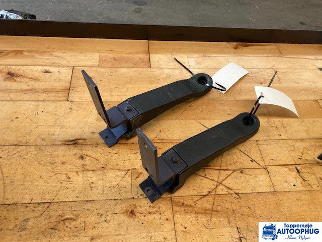 Scania spoiler beslag – Scania 3045726 – Scania 2488451 - Carrocería y exterior para Camión: foto 2 Scania spoiler beslag – Scania 3045726 – Scania 2488451 - Carrocería y exterior para Camión: foto 2