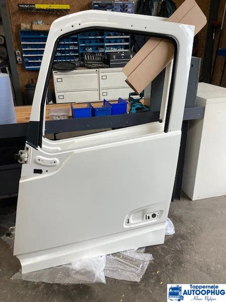 Volvo FH4 dør / door P/N: 82183078 - Carrocería y exterior para Camión: foto 3 Volvo FH4 dør / door P/N: 82183078 - Carrocería y exterior para Camión: foto 3