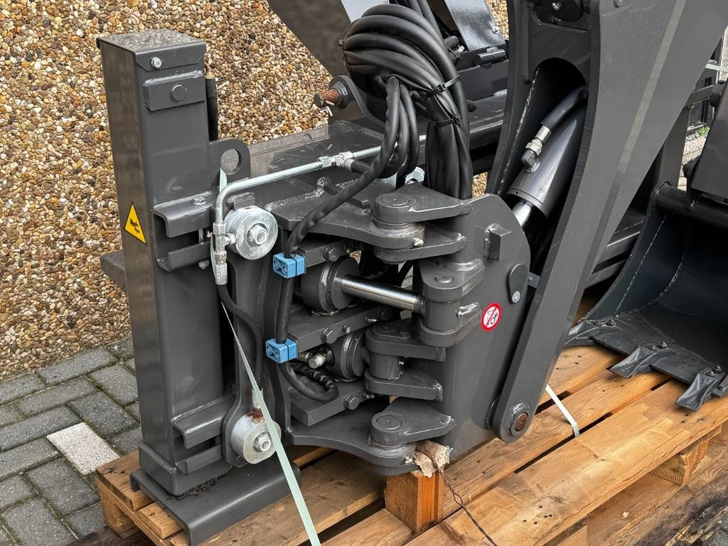 Gehl Skid steer loader – excavator arm – broom – slide - Barredora cucharón: foto 4 Gehl Skid steer loader – excavator arm – broom – slide - Barredora cucharón: foto 4