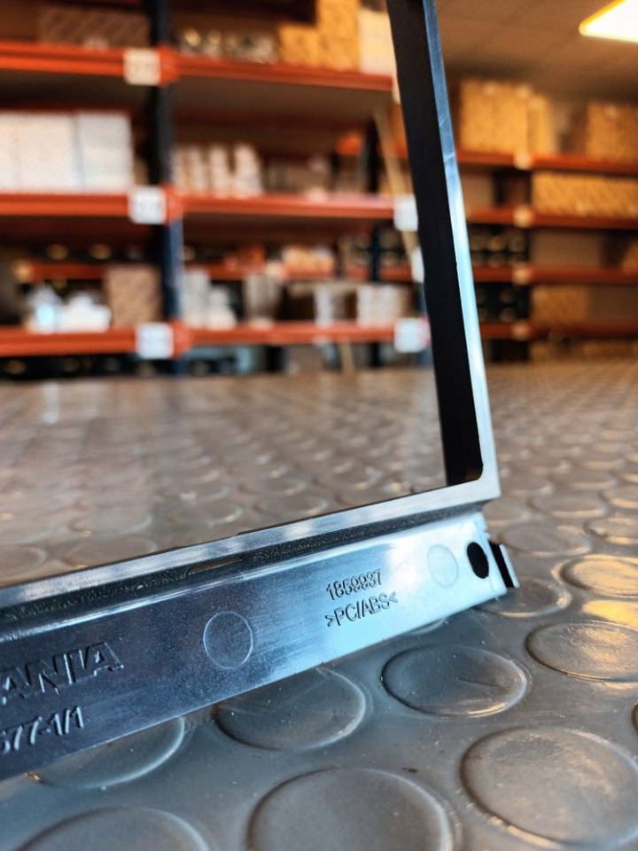 SCANIA 2DIN MOUNTING PANEL 1859937 - Cabina e interior para Camión: foto 2 SCANIA 2DIN MOUNTING PANEL 1859937 - Cabina e interior para Camión: foto 2