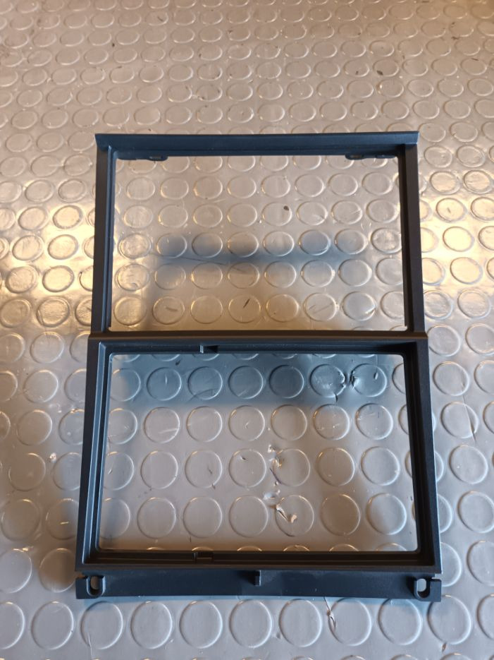 SCANIA 2DIN MOUNTING PANEL 1859937 - Cabina e interior para Camión: foto 1 SCANIA 2DIN MOUNTING PANEL 1859937 - Cabina e interior para Camión: foto 1