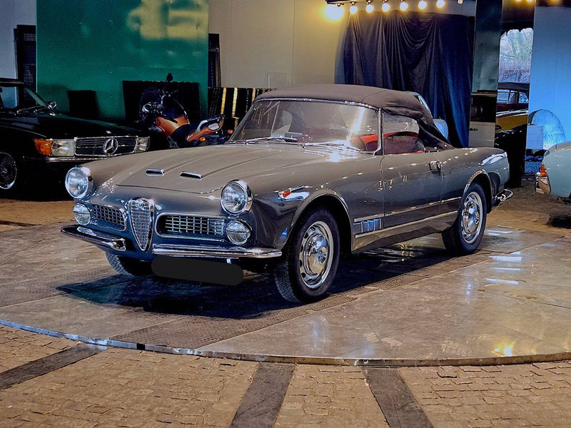 Alfa Romeo 2000 Spider - Sedan: foto 1 Alfa Romeo 2000 Spider - Sedan: foto 1
