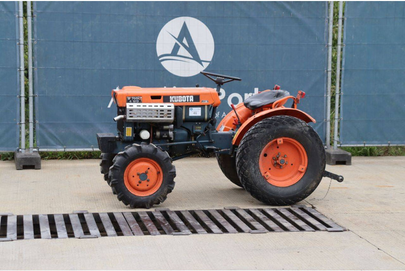 Kubota B7000 - Tractor: foto 1 Kubota B7000 - Tractor: foto 1