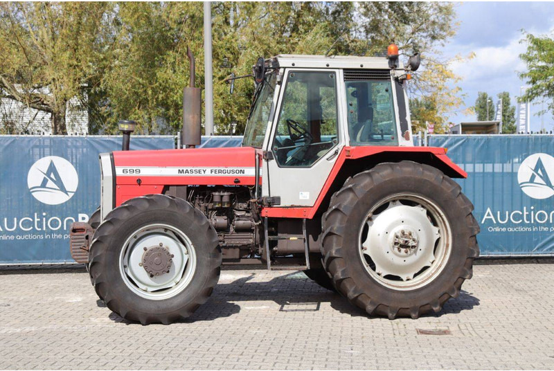 Massey Ferguson 699 - Tractor: foto 1 Massey Ferguson 699 - Tractor: foto 1