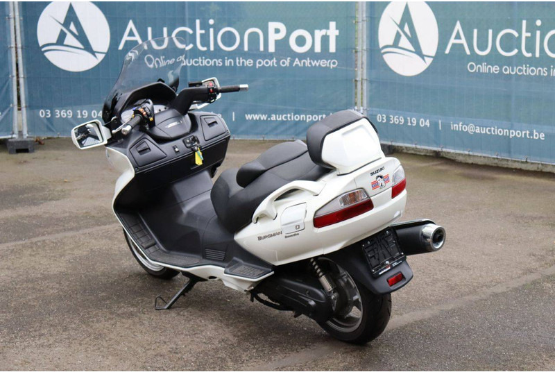 Suzuki Burgman 650 Executive - Motocicleta: foto 4 Suzuki Burgman 650 Executive - Motocicleta: foto 4