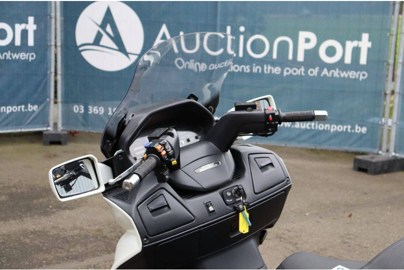 Motocicleta Suzuki Burgman 650 Executive: foto 19 Motocicleta Suzuki Burgman 650 Executive: foto 19