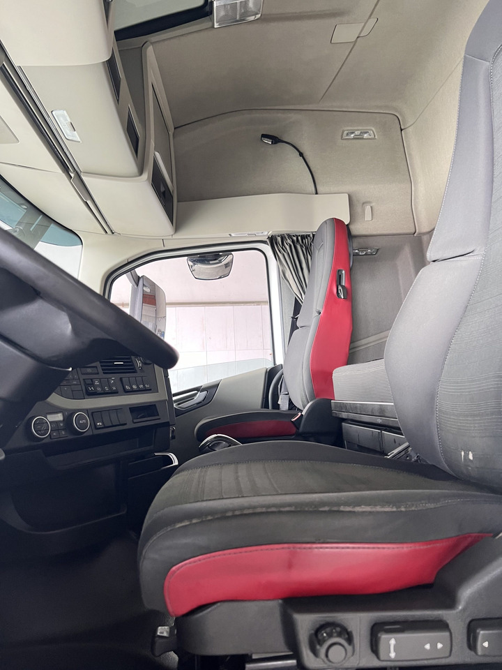 Foto del interior 2: Camión chasis camion Volvo 540 en chasis con retarder